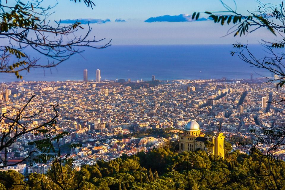 Vista de la ciudad desde la sierra de Collserola, con el Observatori Fabra en primer plano / Foto: Joaquín Aranoa