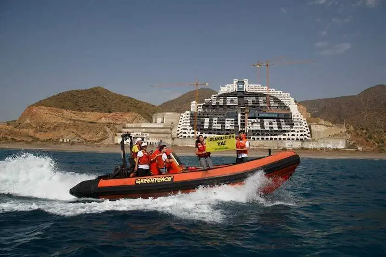 El derribo del hotel en El Algarrobico, uno de los mayores símbolos de la especulación urbanística / Foto: Greenpeace