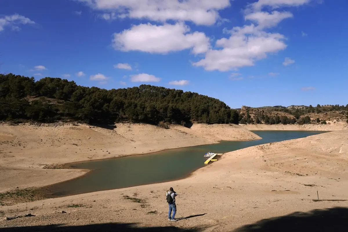 Los restos del antiguo pueblo de Peñarubia han quedado al descubierto por la ausencia de agua en el embalse de Guadalteba / Foto: EP
