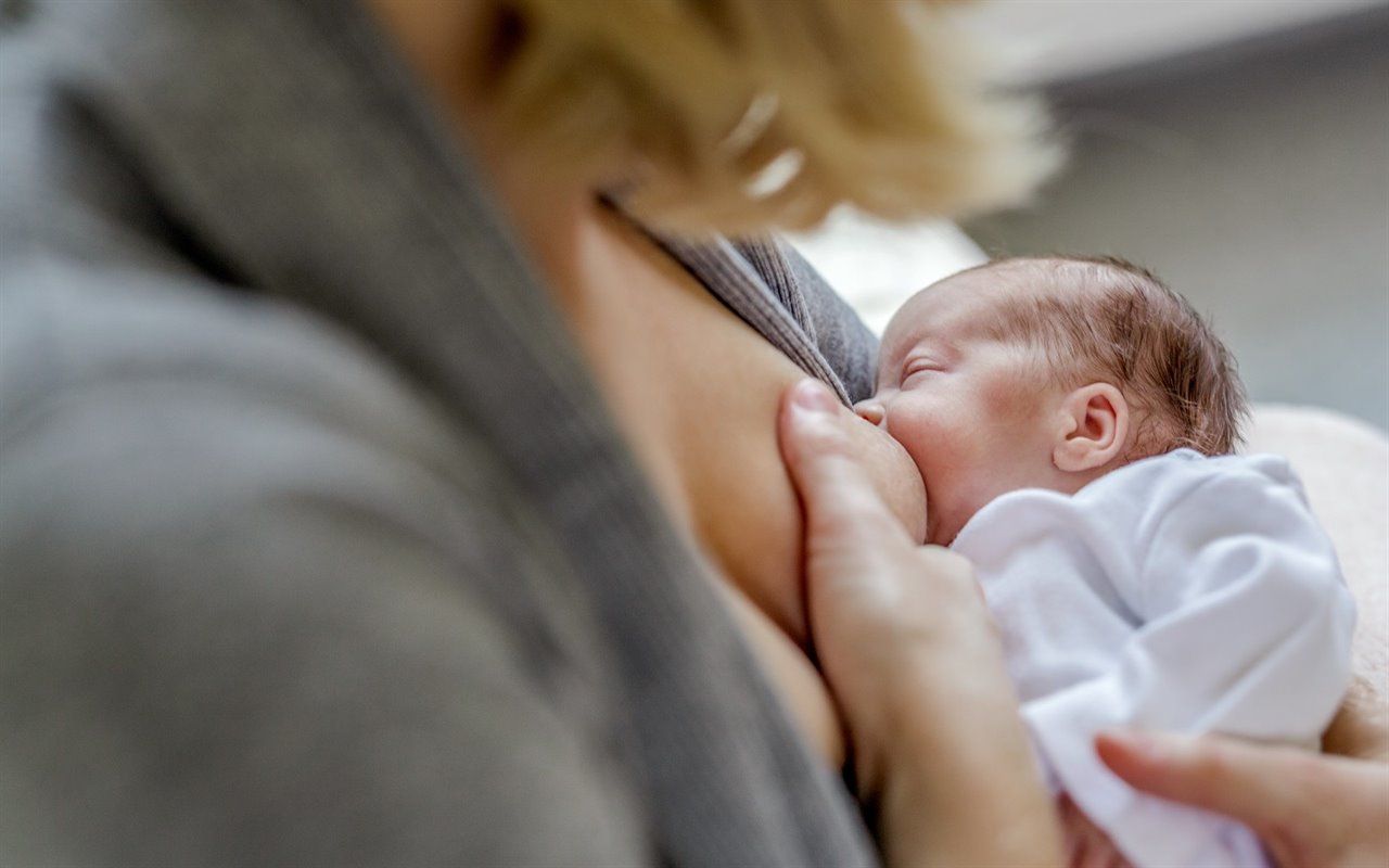 Una madre dando el pecho a su bebé / Foto: Medela