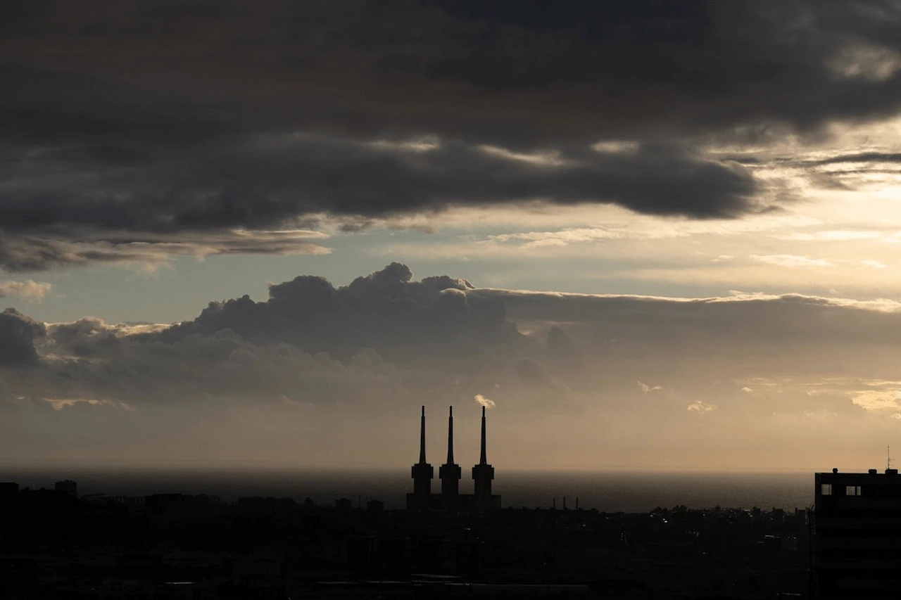 Las torres de las Tres Chimeneas de Sant Adrià del Besós desde el Mirador de Torre Baró, a 12 de diciembre de 2024, en Barcelona, Catalunya (España) / Foto: EP