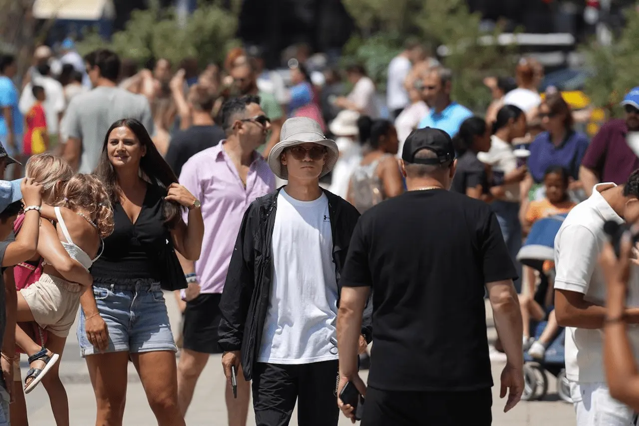 Varios turistas caminan en las inmediaciones de la Sagrada Familia, a 6 de agosto de 2026, en Barcelona, Cataluña (España) / Foto: EP