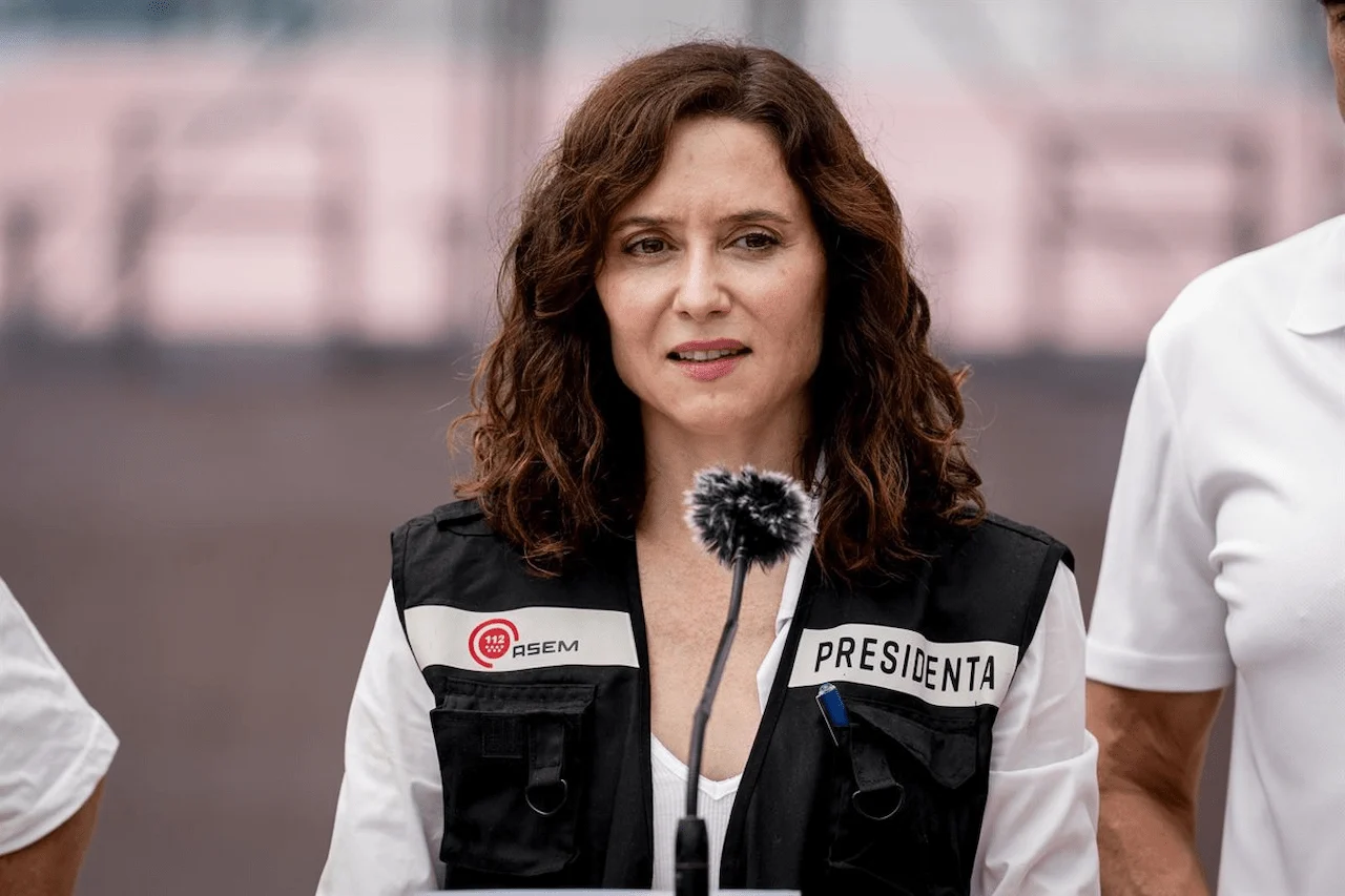 La presidenta de la Comunidad de Madrid, Isabel Díaz Ayuso, atiende a los medios durante la visita a los evacuados por el incendio de la sierra oeste, en el polideportivo La Chopera, a 26 de julio de 2026, en Villamanta, Madrid (España) / Foto: EP