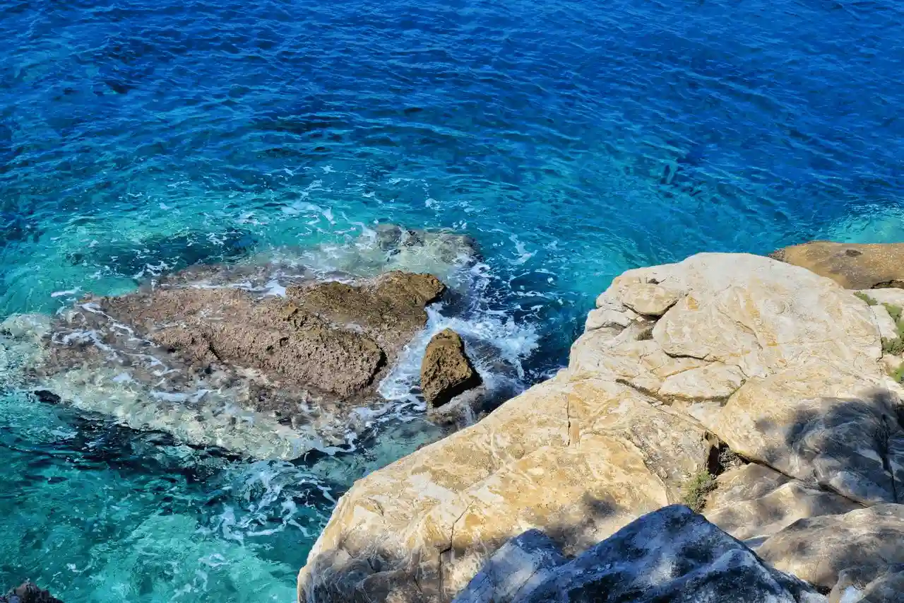 Costa rocosa del Mediterráneo en Barcelona. Un mar que se calienta y saliniza cada vez más rápido, desde la superficie hasta sus aguas profundas / Foto: PX Costa rocosa del Mediterráneo en Barcelona. Un mar que se calienta y saliniza cada vez más rápido, desde la superficie hasta sus aguas profundas / Foto: PX