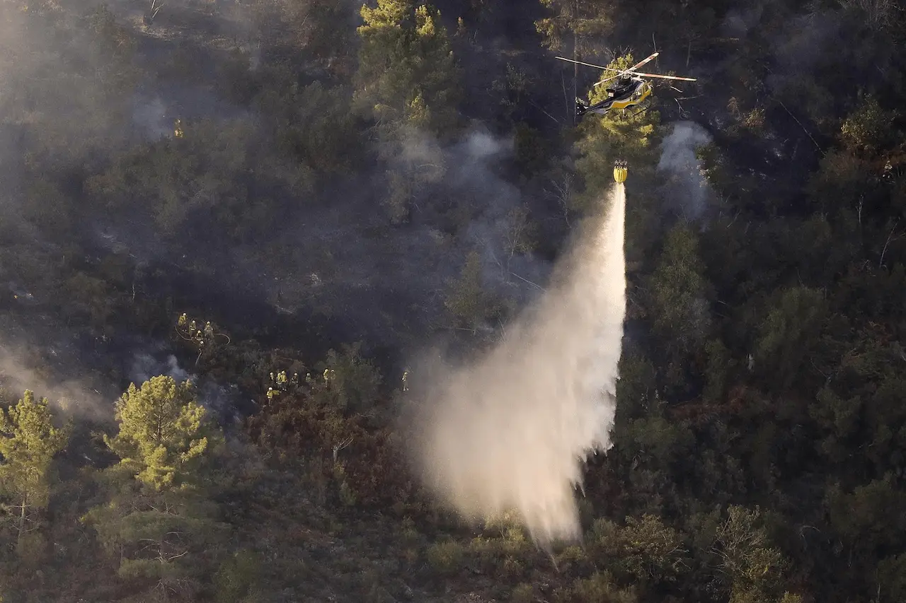 Un helicóptero colabora en las labores de extinción de un incendio forestal, a 16 de septiembre de 2026, en Quiroga, Lugo, Galicia (España) / Foto: EP