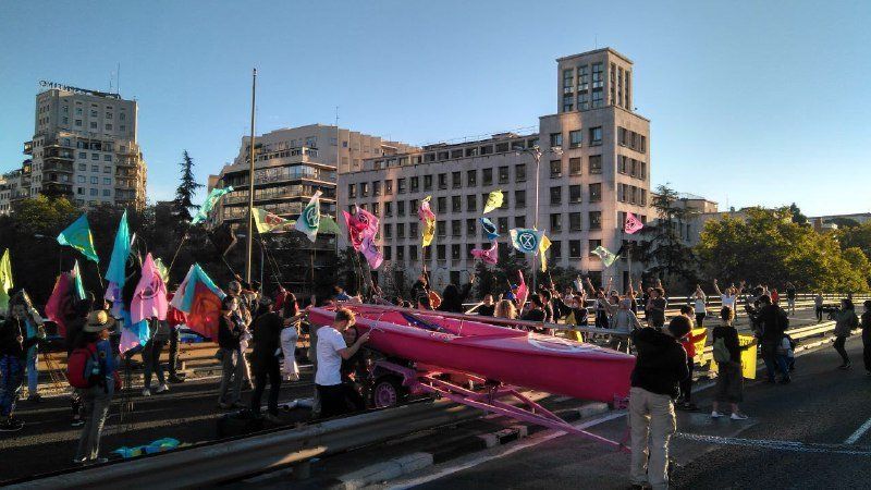 Los activistas cortando el puente de la Castellana con la ayuda de una pequeña embarcación / Foto: Extinction Rebellion