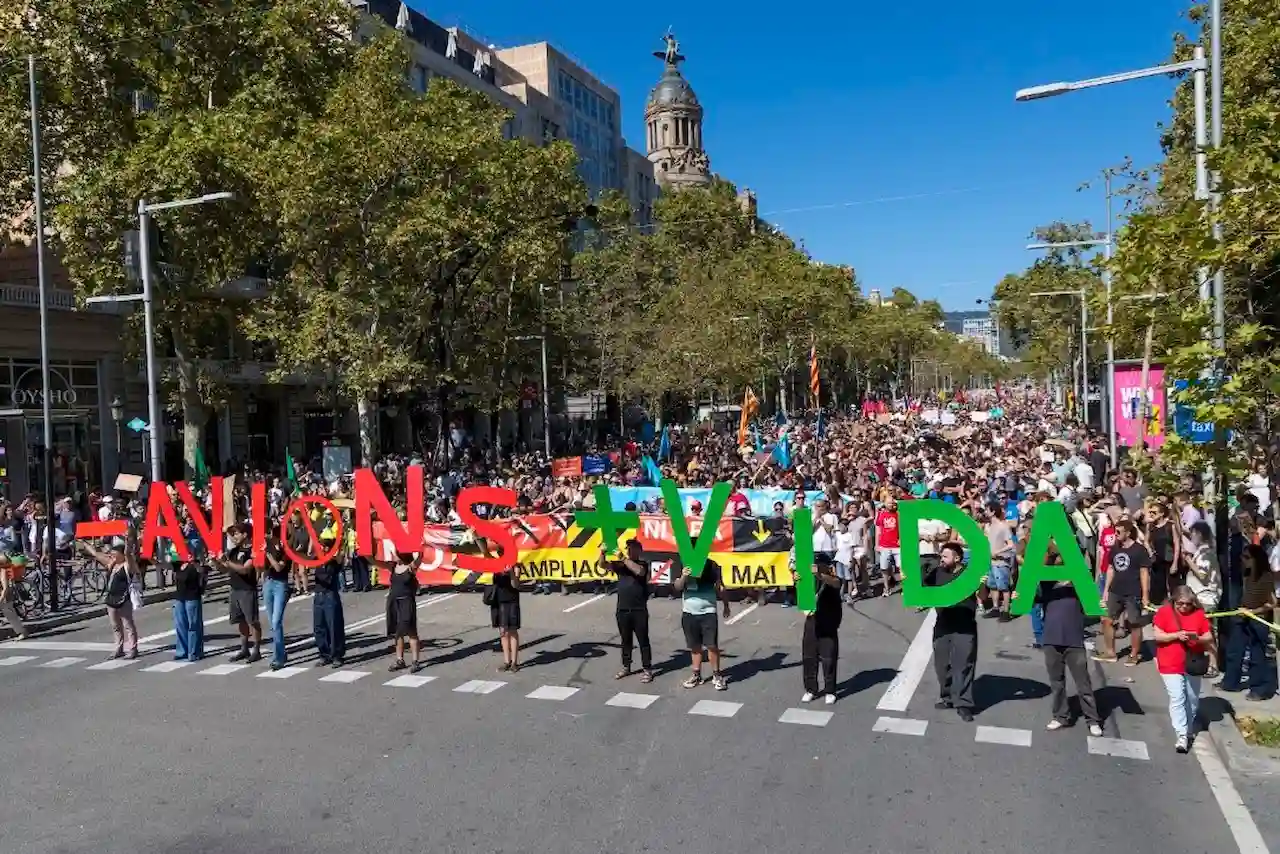 Manifestación en Barcelona contra la ampliación del aeropuerto de El Prat / Foto: Zeroport Manifestación en Barcelona contra la ampliación del aeropuerto de El Prat / Foto: Zeroport