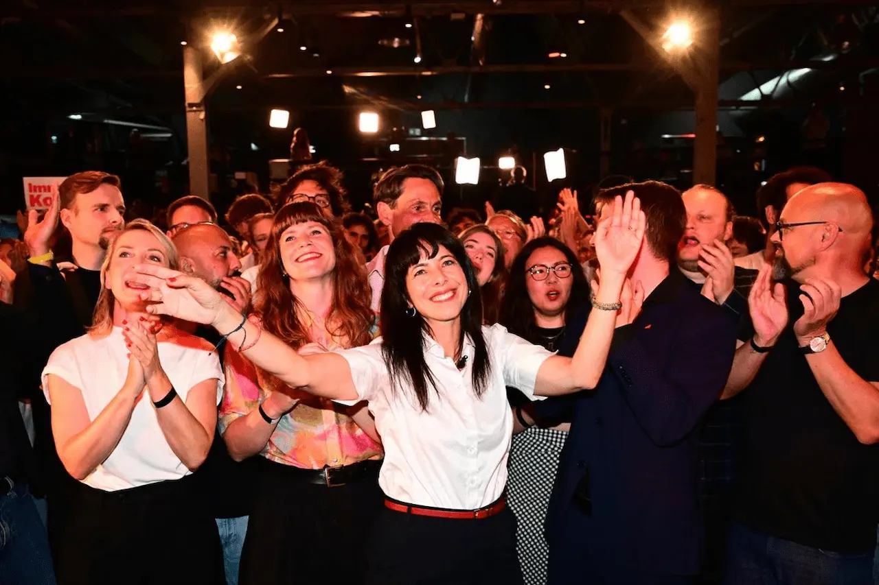 La candidata de La Izquierda a las elecciones de la ciudad estado de Berlín, Elif Eralp, tras conocerse el resultado de la encuesta que le da la victoria / Foto: EP