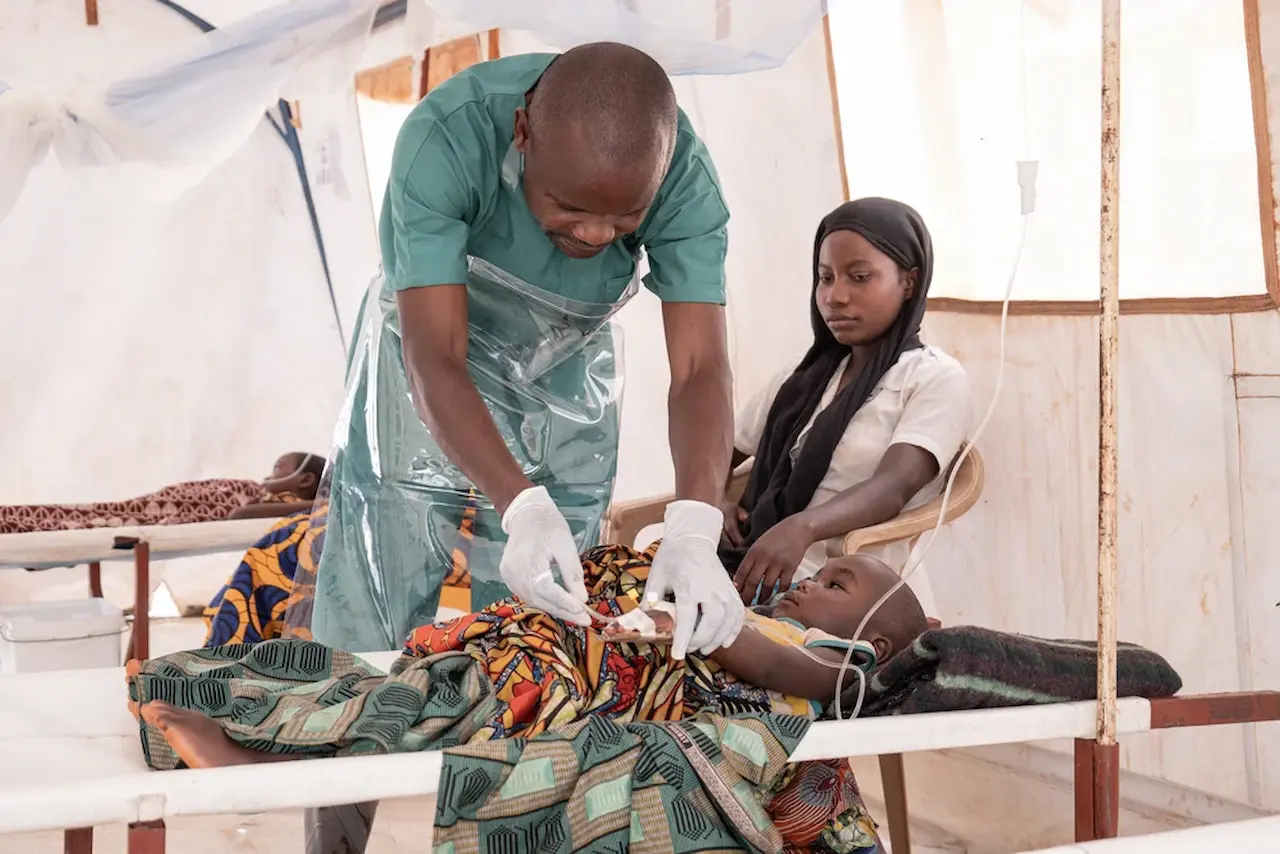 Enfermero atiende a un niño enfermo de malaria / Foto: Médicos Sin Fronteras