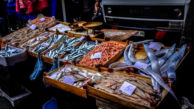 Los pescados azul y blanco frescos son más eficaces que el atún en lata o el marisco / Foto: Francesco Ungaro - Unsplash