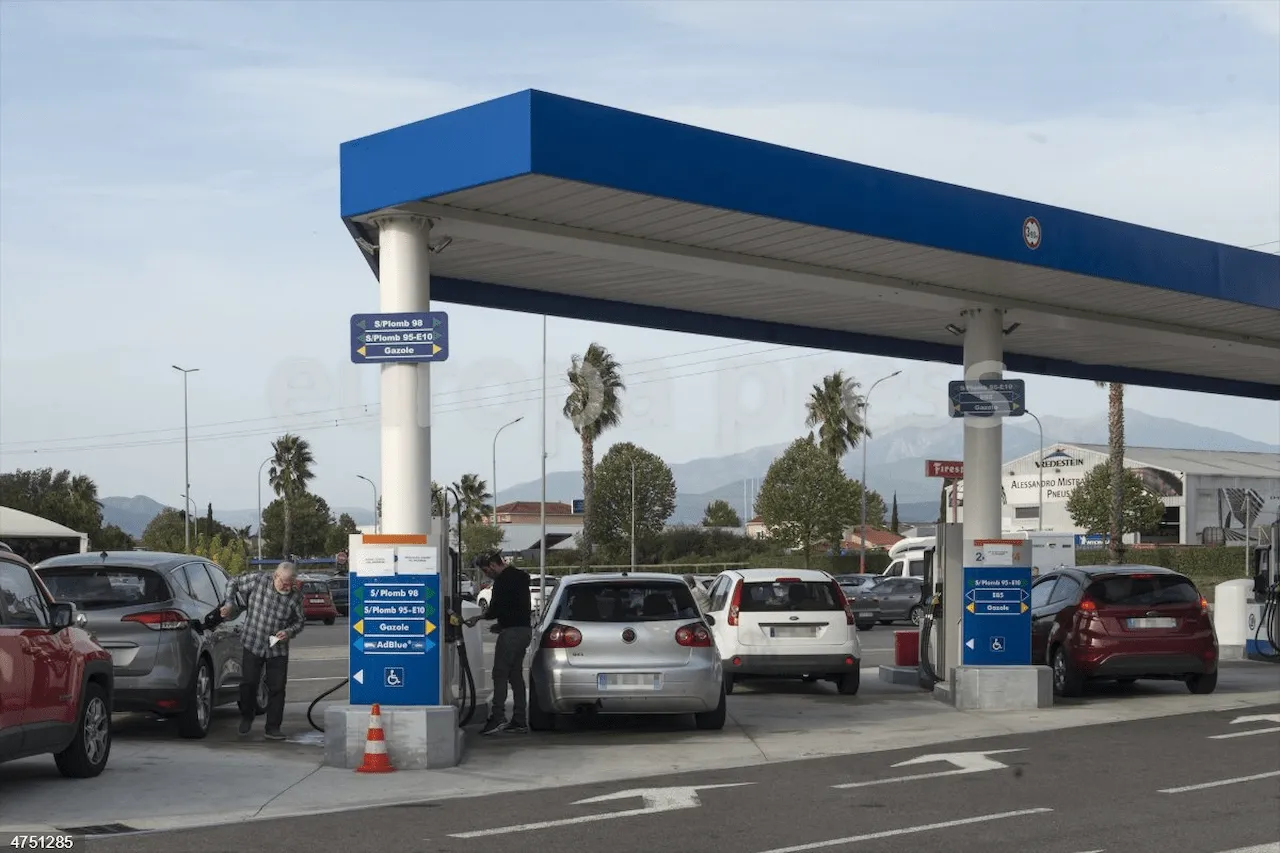 Varios vehículos repostan combustible en una gasolinera de El Boulou, a 17 de octubre de 2022, en Le Boulou (Francia) / Foto: Archivo - EP Varios vehículos repostan combustible en una gasolinera de El Boulou, a 17 de octubre de 2022, en Le Boulou (Francia) / Foto: Archivo - EP