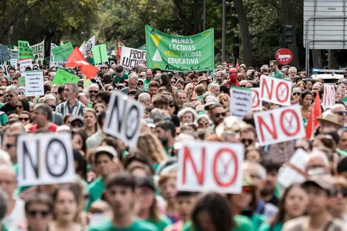 Numerosas personas durante una manifestación en apoyo al sistema educativo público, a 27 de septiembre de 2026, en Madrid (España) Numerosas personas durante una manifestación en apoyo al sistema educativo público, a 27 de septiembre de 2026, en Madrid (España)