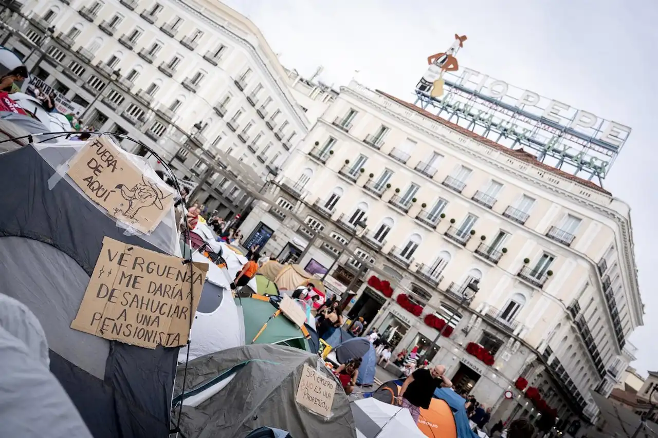 Numerosas personas se concentran en tiendas de campaña para exigir la aprobación de un decreto sobre vivienda, en la Puerta del Sol, a 27 de septiembre de 2026, en Madrid (España) / Foto: EP Numerosas personas se concentran en tiendas de campaña para exigir la aprobación de un decreto sobre vivienda, en la Puerta del Sol, a 27 de septiembre de 2026, en Madrid (España) / Foto: EP