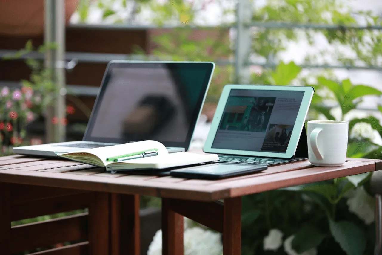 Un portátil y una tableta muestran publicaciones digitales en una mesa / Foto: PX Un portátil y una tableta muestran publicaciones digitales en una mesa / Foto: PX