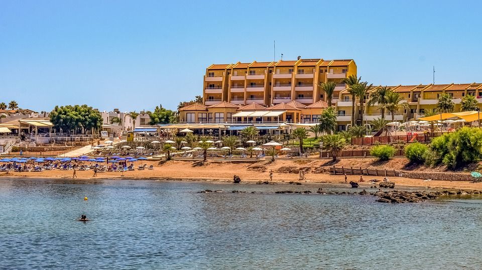 Protaras, en Chipre, es un ejemplo de la urbanización costera del mar / Foto: Dimitrisvetsikas1969