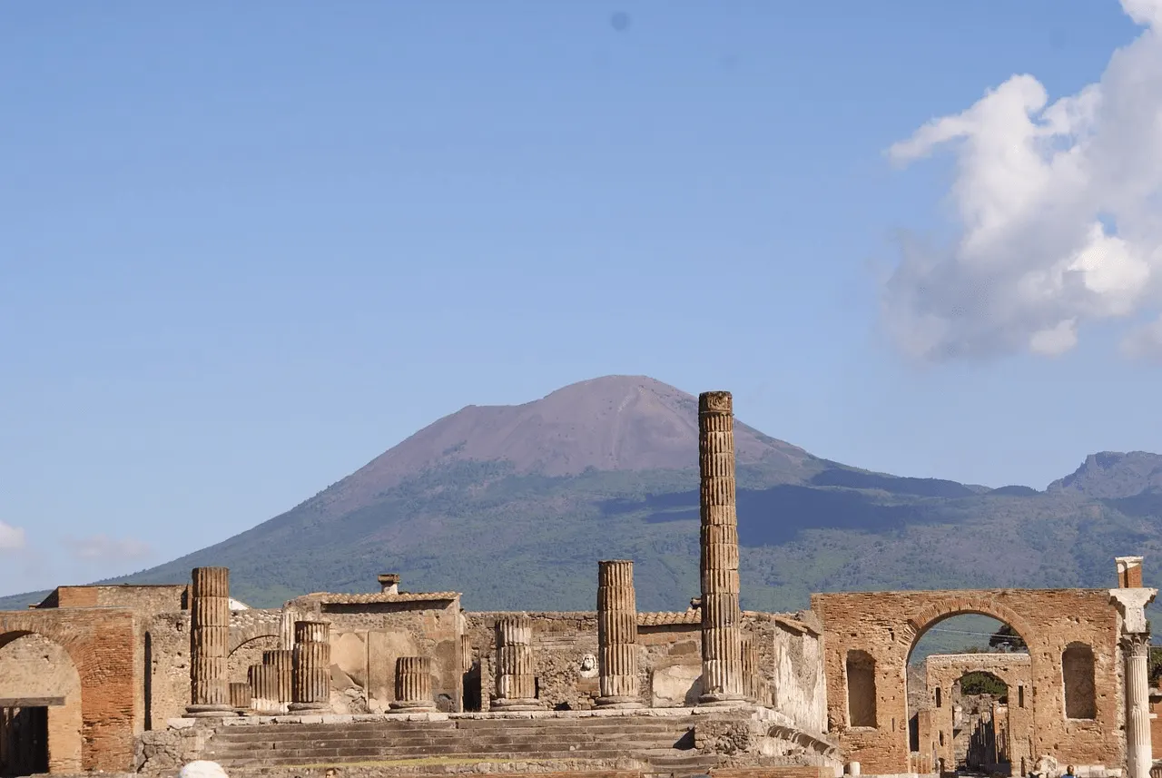 El volcán Vesubio se alza tras el Foro de Pompeya, ciudad cercana a Nápoles (Italia) sepultada por la erupción del año 79 d. C. / Foto: PB El volcán Vesubio se alza tras el Foro de Pompeya, ciudad cercana a Nápoles (Italia) sepultada por la erupción del año 79 d. C. / Foto: PB