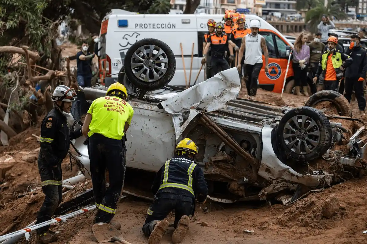 Bomberos y equipos de rescate trabajan junto a un coche volcado en el barro tras la dana de Valencia de octubre de 2024, uno de los episodios de lluvia más extremos según el Índice Climático Actuarial / Foto: EP - Archivo Bomberos y equipos de rescate trabajan junto a un coche volcado en el barro tras la dana de Valencia de octubre de 2024, uno de los episodios de lluvia más extremos según el Índice Climático Actuarial / Foto: EP - Archivo