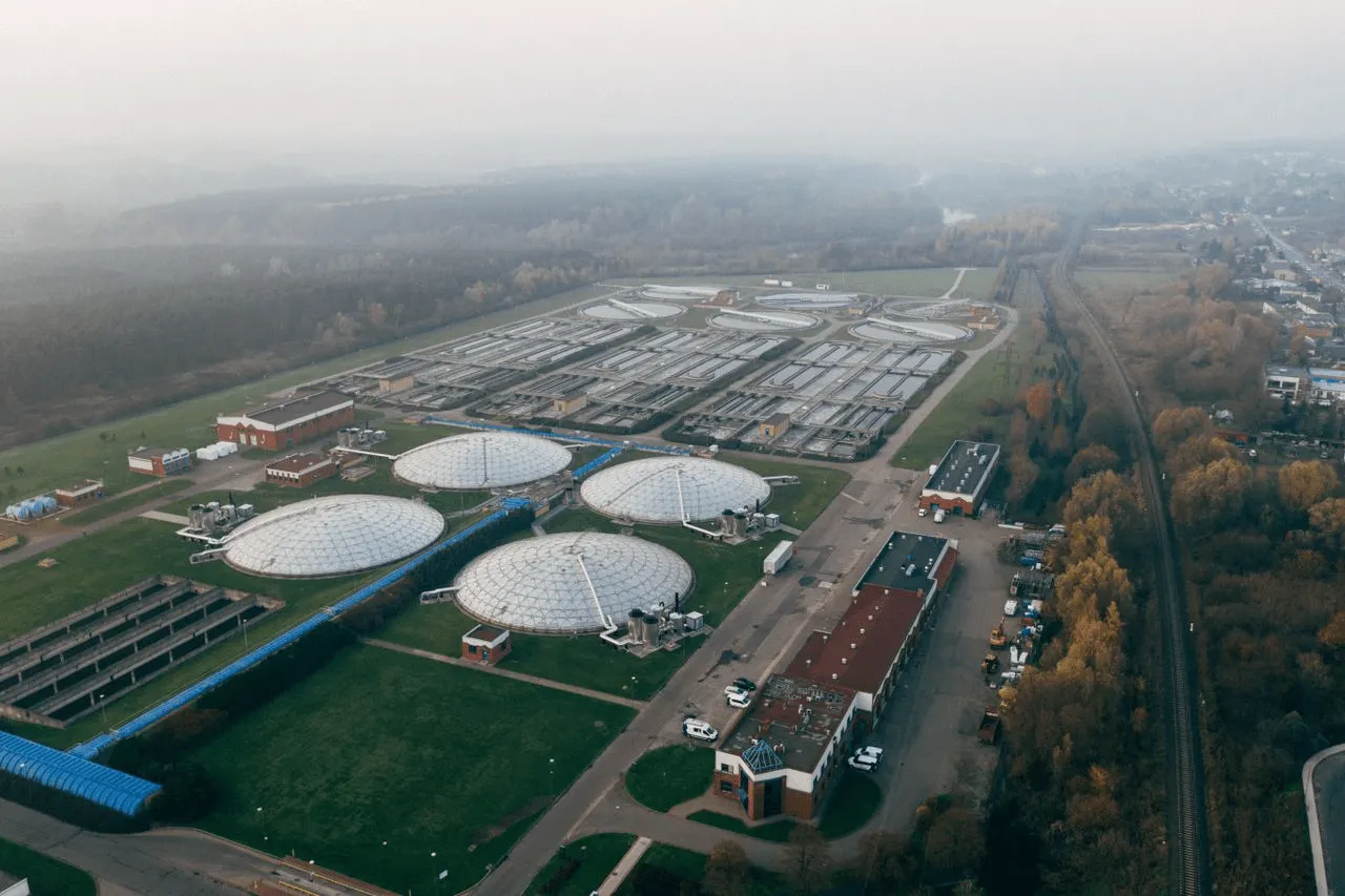 Vista aérea de una depuradora de aguas residuales en Poznań (Polonia); la mejora del tratamiento ha reducido la contaminación orgánica de los ríos europeos / Foto: PX Vista aérea de una depuradora de aguas residuales en Poznań (Polonia); la mejora del tratamiento ha reducido la contaminación orgánica de los ríos europeos / Foto: PX