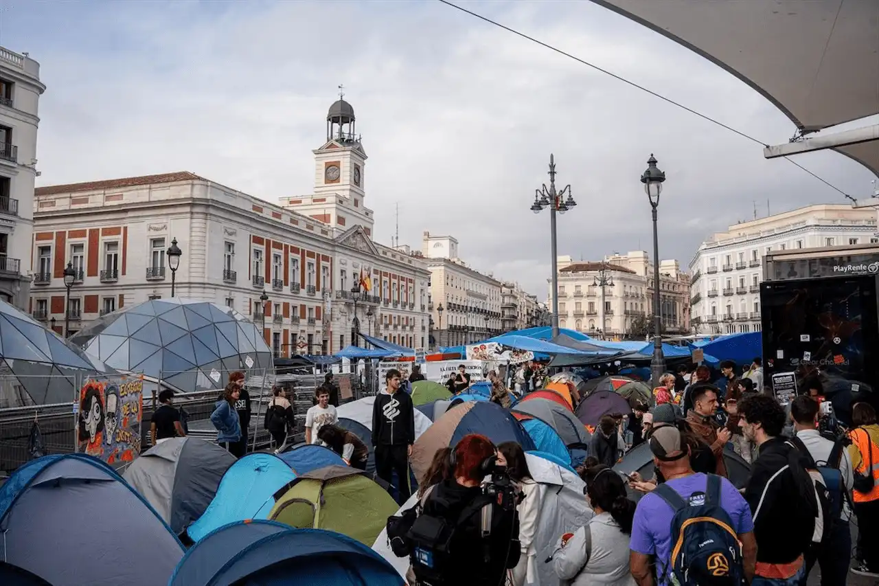 Decenas de personas continúan en la acampada por el ‘Decreto Maricarmen’ en la Puerta del Sol, a 29 de septiembre de 2026 / Foto: EP