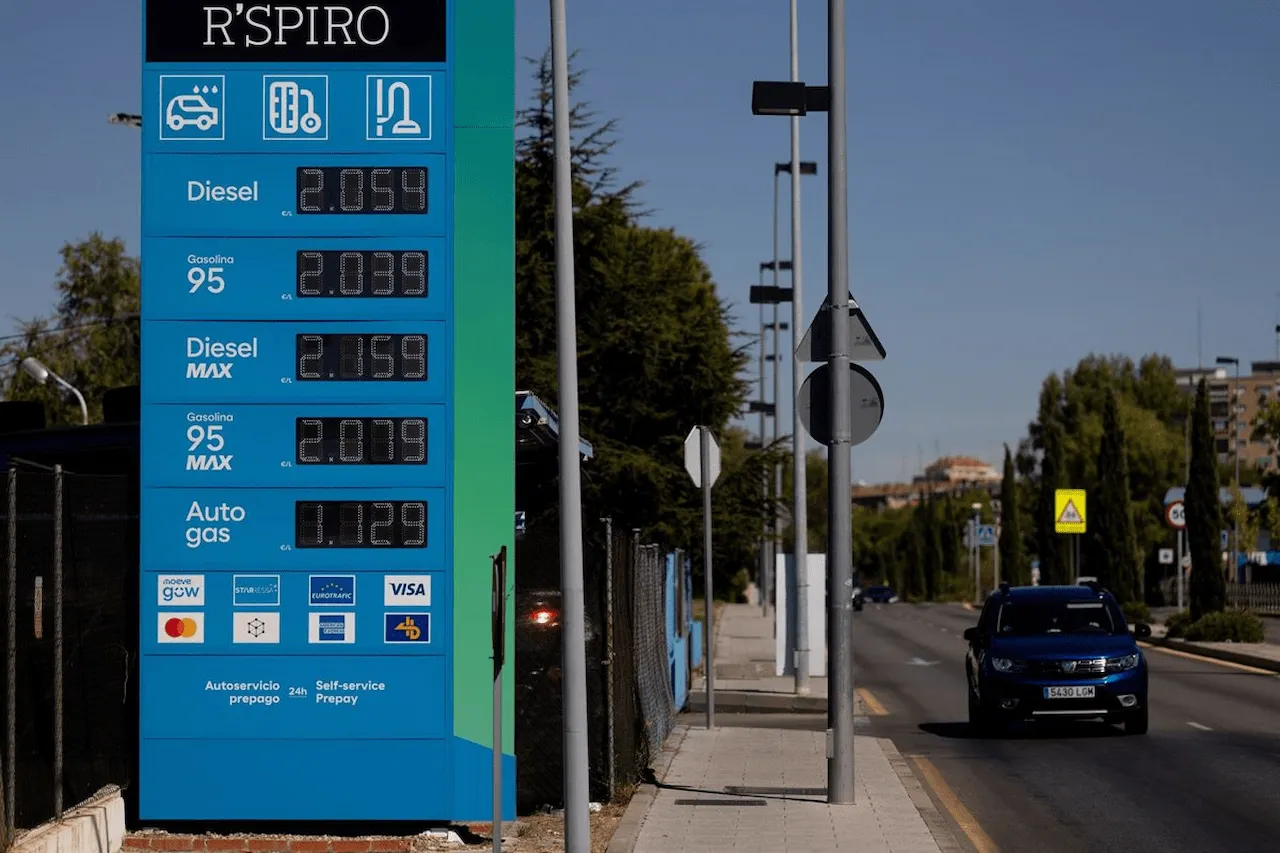 Cartel con los precios en una gasolinera, a 21 de septiembre de 2026, en Madrid (España) / Foto: EP