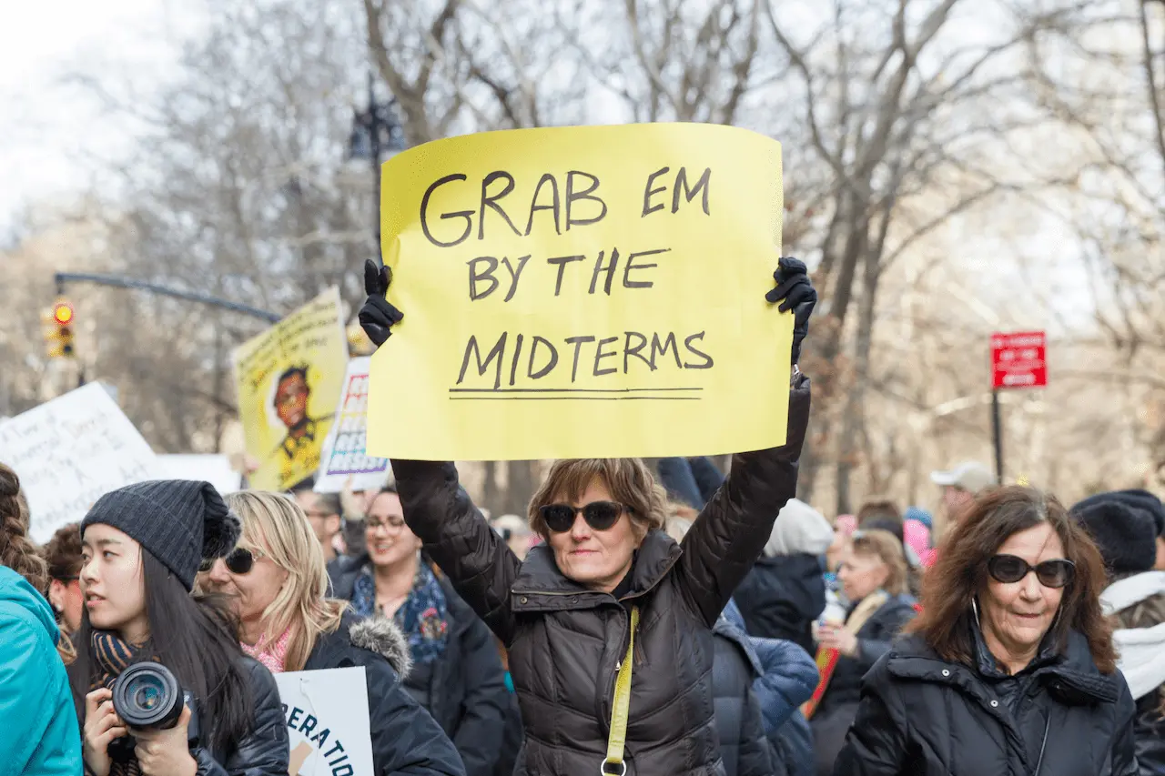 Cartel "Grab em by the Midterms" en la Marcha de Mujeres de Nueva York de 2018 reinterpreta una polémica frase de Trump sobre las mujeres y llama a votar en las legislativas de EE UU / Foto: UP
