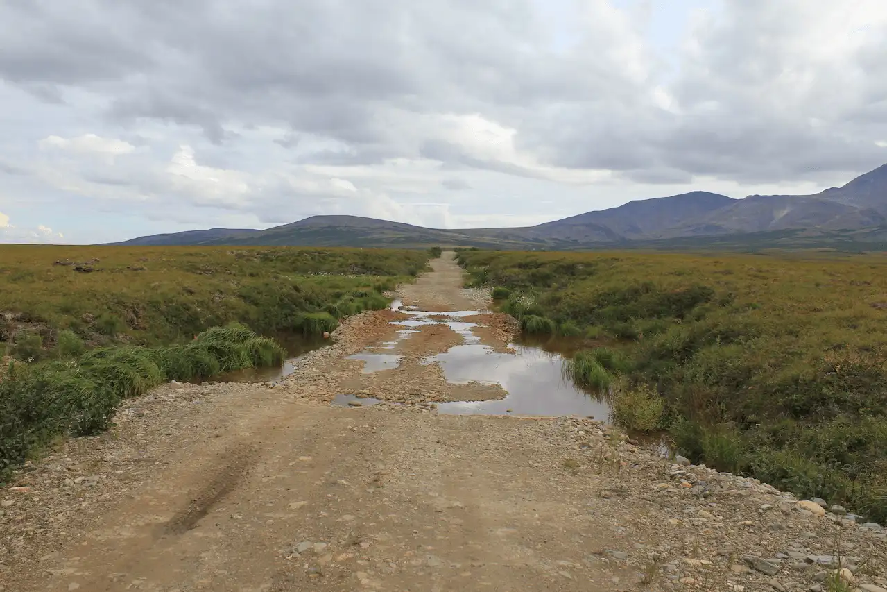 Un ejemplo de topografía termocárstica causada por el deshielo del permafrost, que provoca un hundimiento de la carretera, Alaska, península de Seward / Foto: NOAA Un ejemplo de topografía termocárstica causada por el deshielo del permafrost, que provoca un hundimiento de la carretera, Alaska, península de Seward / Foto: NOAA