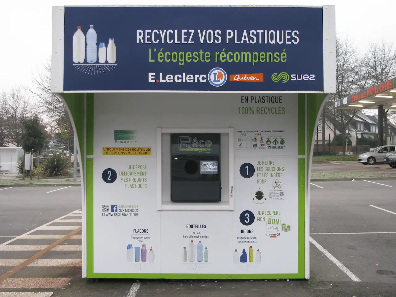 Máquina de reciclado de botellas de plástico en el aparcamiento de un supermercado de Quéven, en Francia / Foto: WMC