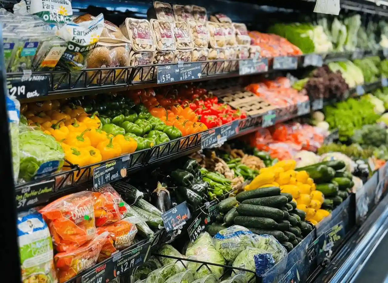 Comprar ecológico sigue saliendo caro frutas y verduras en los estantes de un supermercado de EE UU / Foto: PX