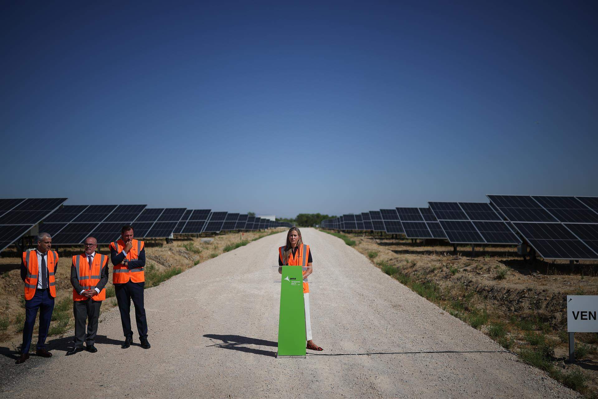 Ecologistas consideran la etapa de Pedro Sánchez "la legislatura más verde de toda la democracia". Sara Aagesen en una visita al nuevo parque fotovoltaico del Aeropuerto Adolfo Suárez Madrid-Barajas / Foto: EP