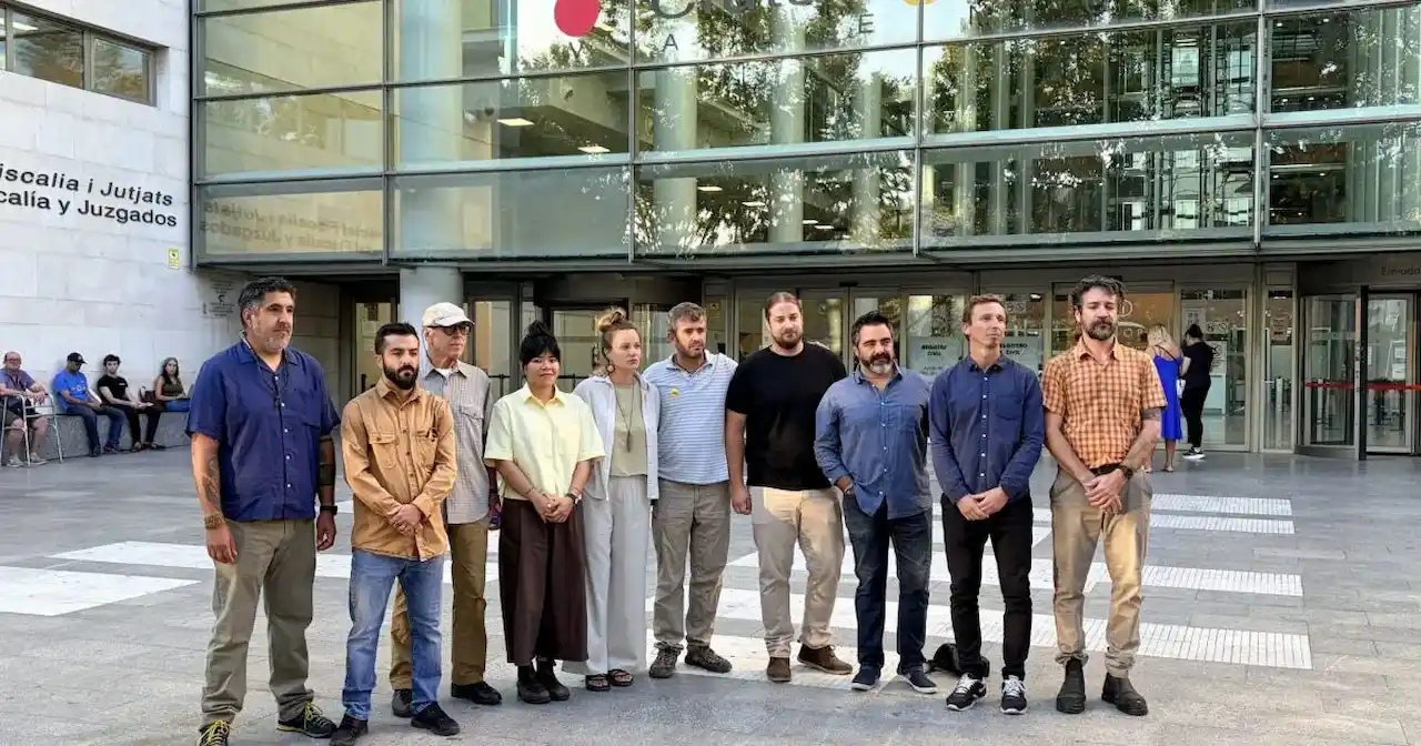 Los activistas de Greenpeace posan para la prensa a su llega a la Ciudad de la Justicia de València / Foto: Greenpeace