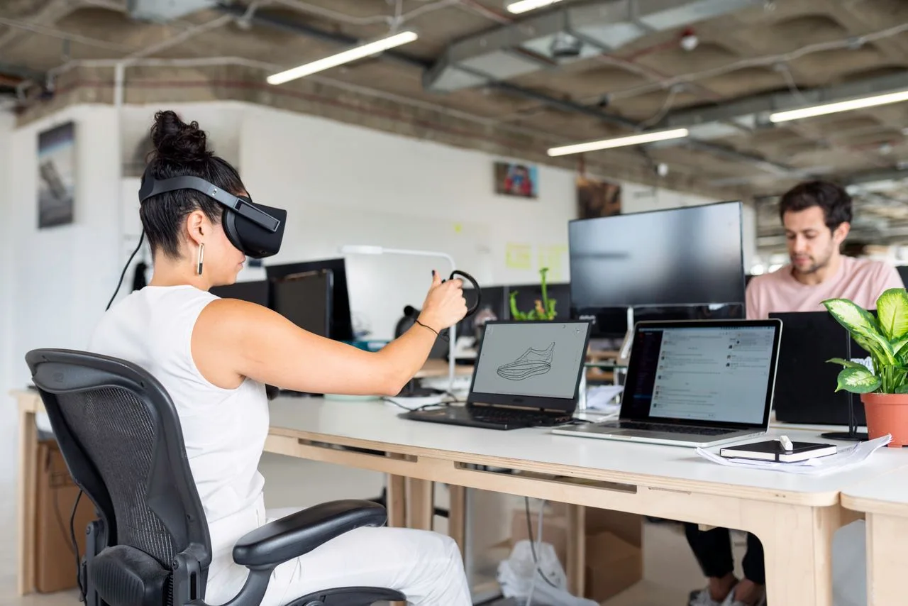 Brecha salarial de género en IA. Una trabajadora utiliza un casco de realidad virtual en una oficina / Foto: PX Brecha salarial de género en IA. Una trabajadora utiliza un casco de realidad virtual en una oficina / Foto: PX