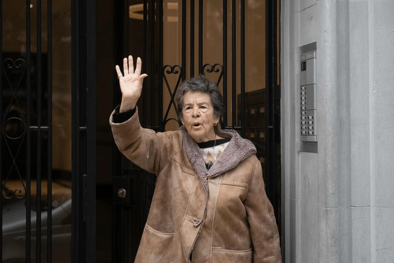 Maricarmen celebra el aplazamiento del desahucio, a 29 de octubre de 2025, en Madrid (España) / Foto: EP