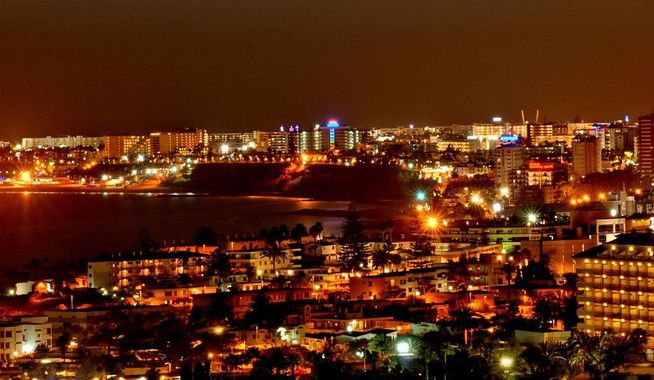 Vista nocturna de la Playa del Inglés en la isla de Gran Canaria / Foto: Kriki