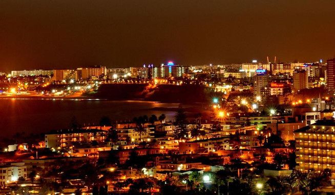 Vista nocturna de la Playa del Inglés en la isla de Gran Canaria / Foto: Kriki