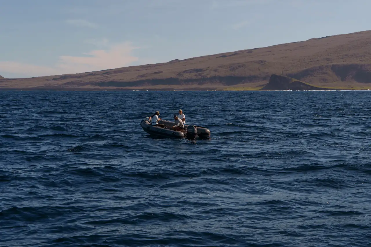 Una embarcación recorre aguas de Galápagos en la búsqueda de ballenas azules / Foto: WWF