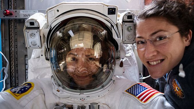 Christina Koch (derecha) verifica el ajuste del traje espacial de su compañera Jessica Meir / Foto: NASA