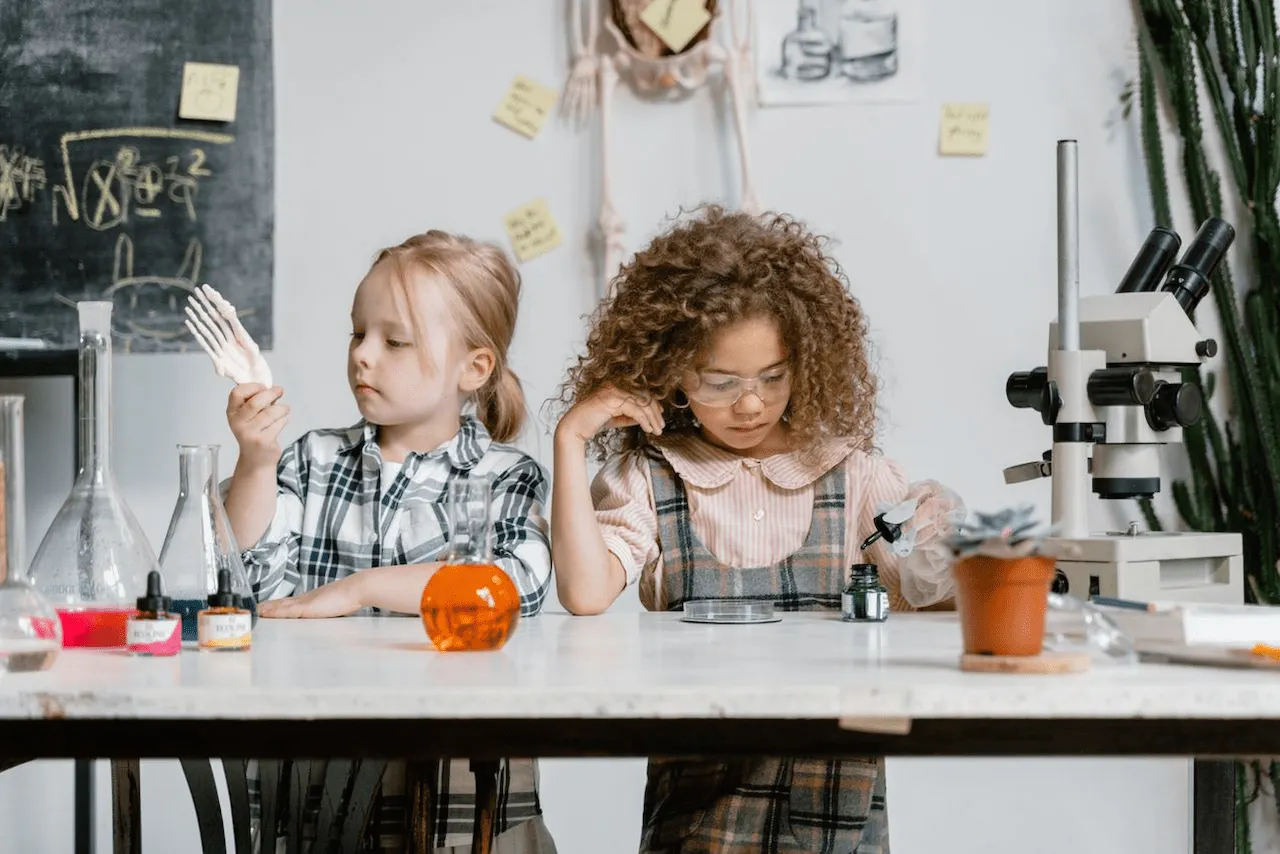 Día Internacional de la Niña 2026 invertir en sus derechos significa garantizar que puedan estudiar y elegir su futuro / Foto: PX
