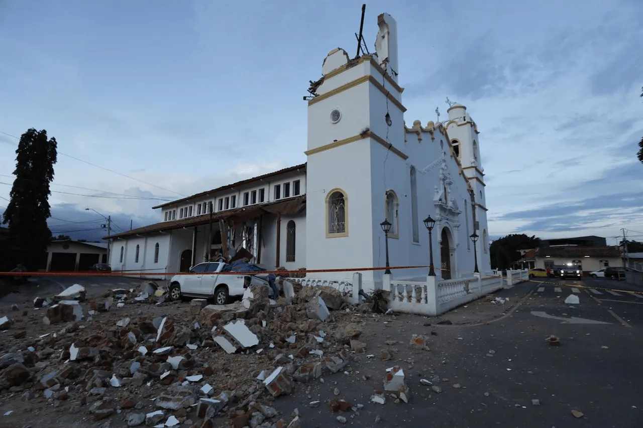 El terremoto de magnitud 7,5 en la escala de Richter registrado este viernes en Panamá causa daños en escuelas, viviendas, hospitales, puentes, carreteras, catedrales y varias iglesias de todo el país / Foto: EP