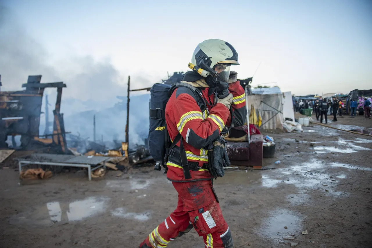 Un bombero trabaja para extinguir el incendio, a 7 de octubre de 2026, en Albacete, Castilla La Mancha (España) / Foto: EP Un bombero trabaja para extinguir el incendio, a 7 de octubre de 2026, en Albacete, Castilla La Mancha (España) / Foto: EP
