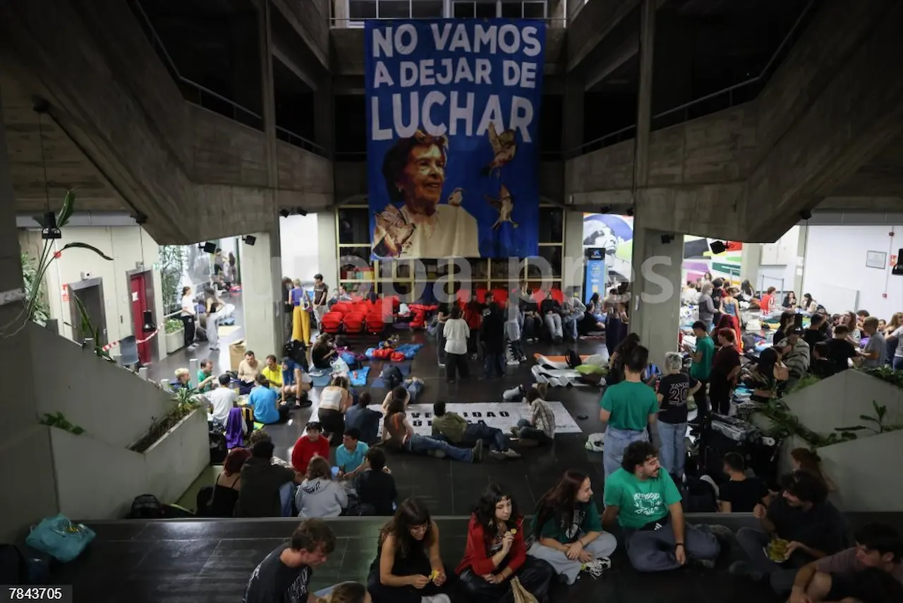 Varias personas durante un encierro con motivo de la huelga educativa, en la Facultad de Ciencias de la Información de la Universidad Complutense de Madrid, a 13 de octubre de 2026, en Madrid (España) / Foto: EP
