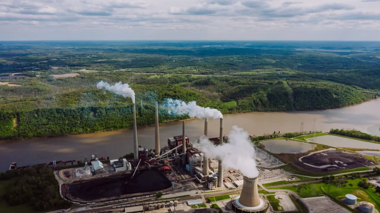 Vista aérea de una planta industrial con chimeneas junto a un río, en North Bend (Ohio, EE UU) / Foto: EP Vista aérea de una planta industrial con chimeneas junto a un río, en North Bend (Ohio, EE UU) / Foto: EP