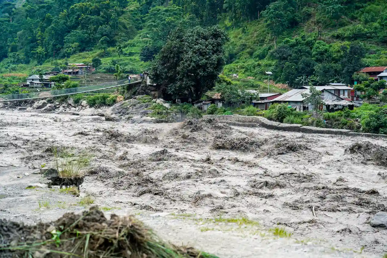 Paso de la avalancha producida por el colapso masivo en Langtang el 26 de agosto de 2026 / Foto: CSIC Paso de la avalancha producida por el colapso masivo en Langtang el 26 de agosto de 2026 / Foto: CSIC