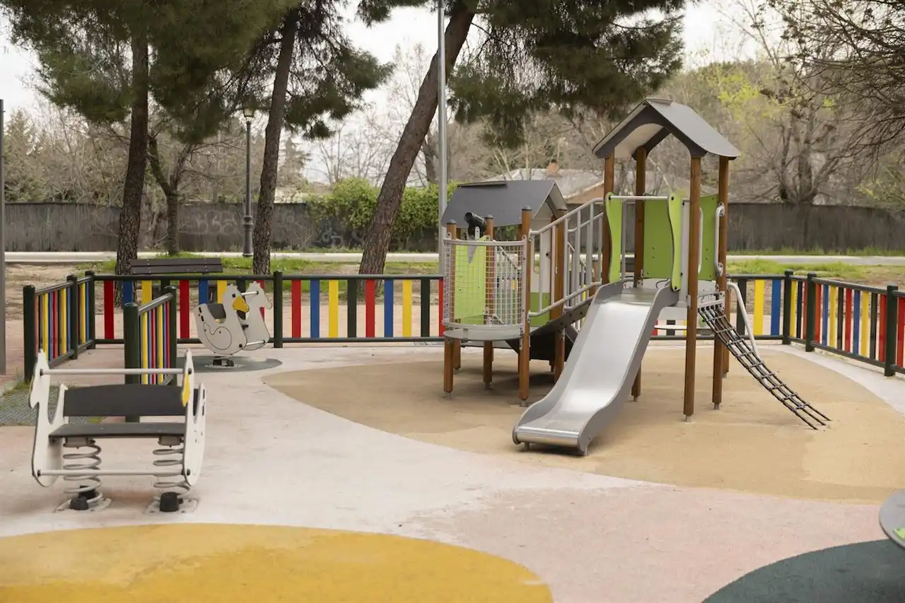 Suelos de caucho tóxico en parques infantiles y colegios / Foto: EP