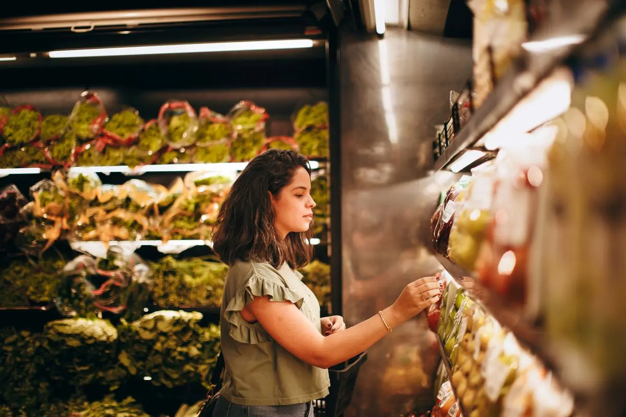 La cesta de la compra, más cara en 33 de 47 países. Una mujer elige verduras en un supermercado / Foto: PX