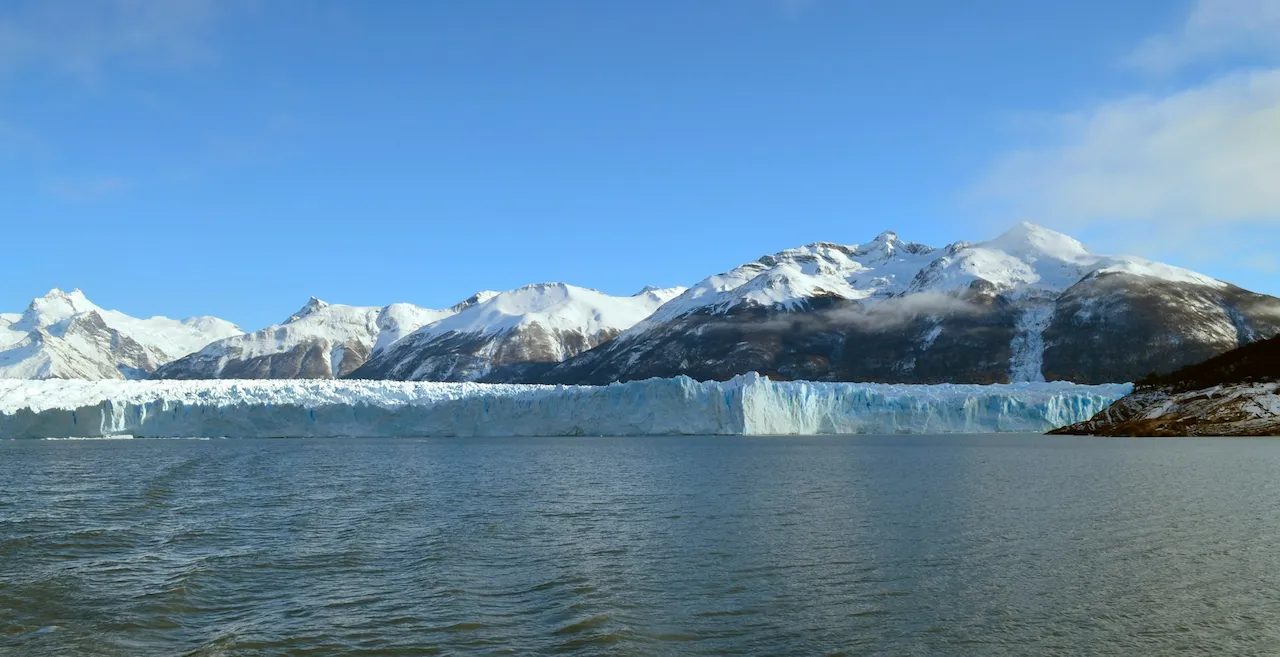 Frente de hielo de un glaciar rodeado de montañas nevadas; en muchas zonas del planeta, los glaciares retroceden por el calentamiento global / Foto: PX Frente de hielo de un glaciar rodeado de montañas nevadas; en muchas zonas del planeta, los glaciares retroceden por el calentamiento global / Foto: PX