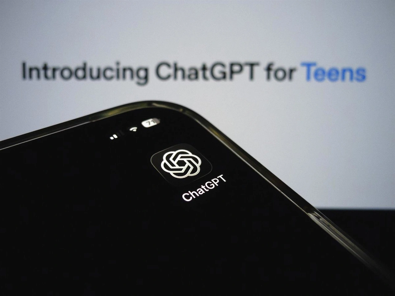 Composición con el icono de la aplicación ChatGPT en un smartphone, al frente, con el banner de presentación de ChatGPT para adolescentes / Foto: Archivo - EP Composición con el icono de la aplicación ChatGPT en un smartphone, al frente, con el banner de presentación de ChatGPT para adolescentes / Foto: Archivo - EP