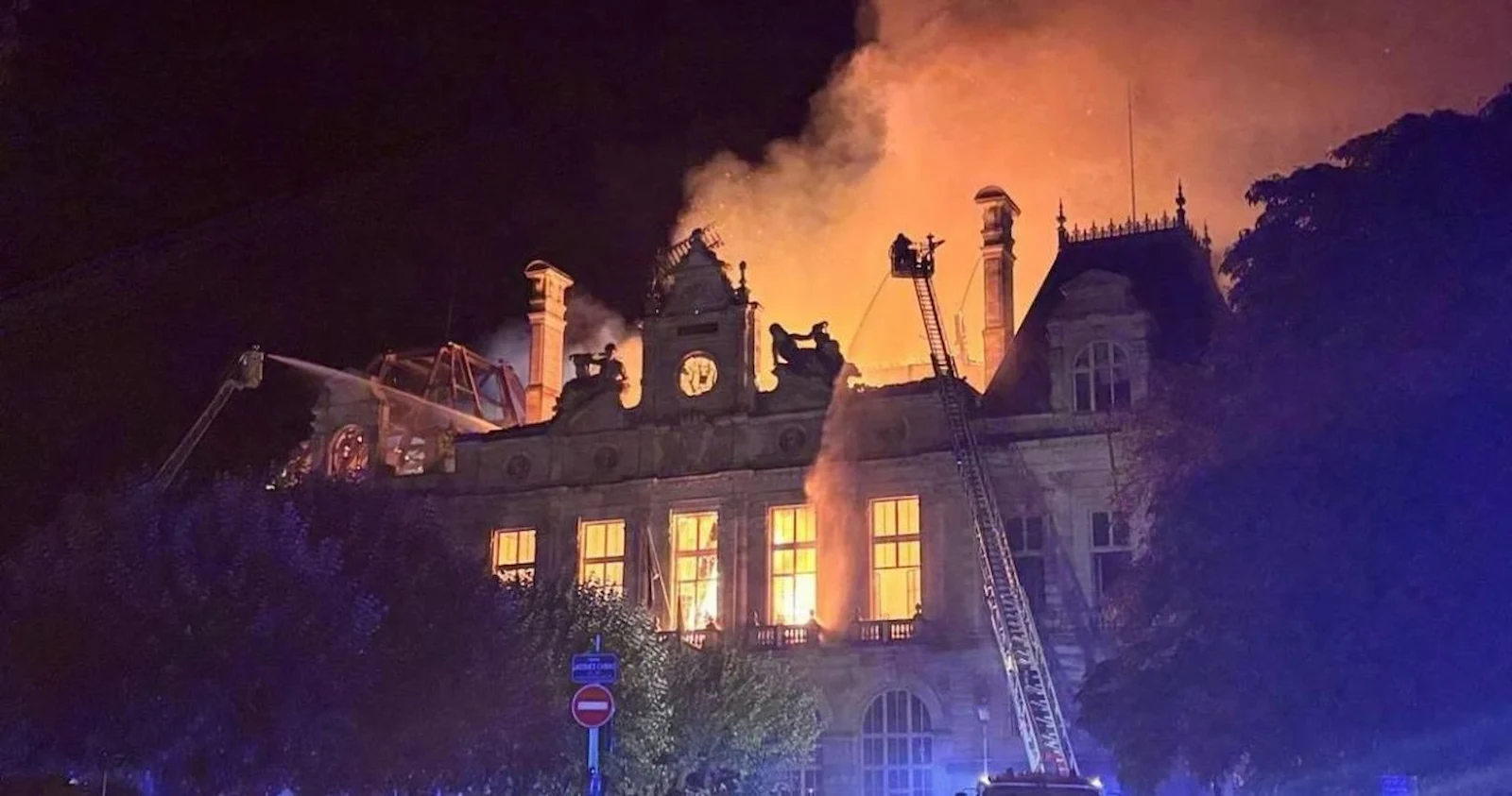 El Ayuntamiento de Limoges arde por completo durante las protestas en Francia / Foto: EP