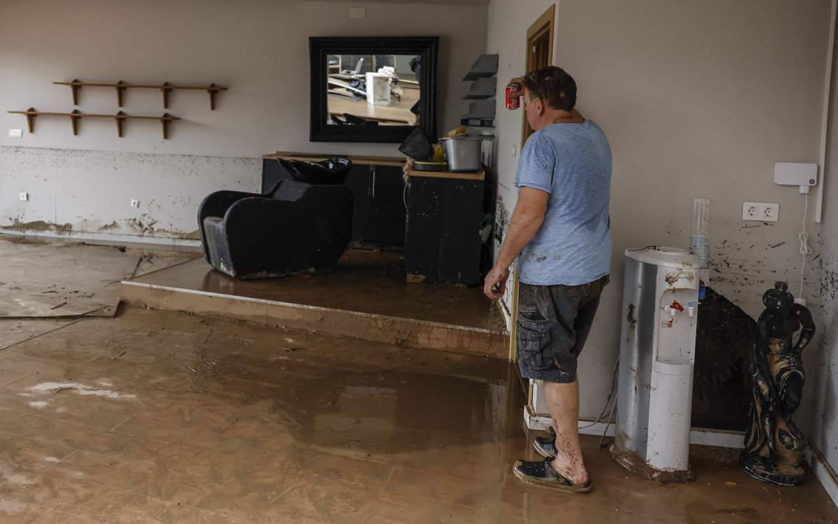 Una persona se apoya en la pared de su casa, que ha sido afectada por las inundaciones debido a las fuertes lluvias, a 19 de octubre de 2026, en Els Poblets, Comunidad Valenciana (España) / Foto: EP Una persona se apoya en la pared de su casa, que ha sido afectada por las inundaciones debido a las fuertes lluvias, a 19 de octubre de 2026, en Els Poblets, Comunidad Valenciana (España) / Foto: EP