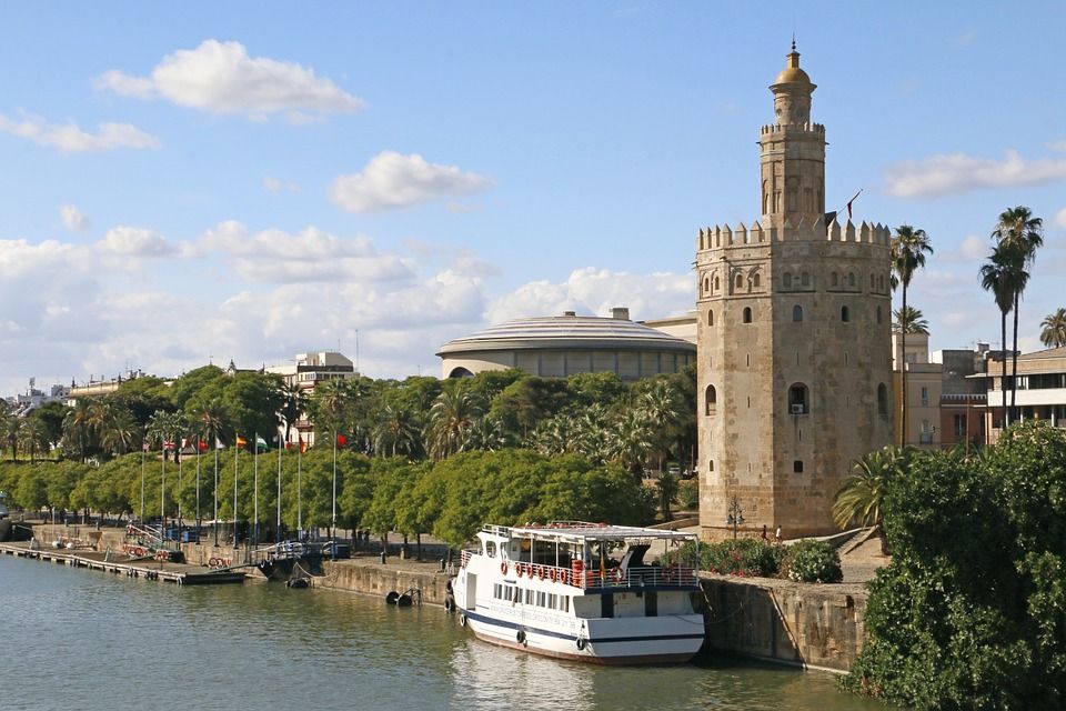 El Guadalquivir a su paso por la capital andaluza, con la Torre del Oro en primer término / Foto: Campunet