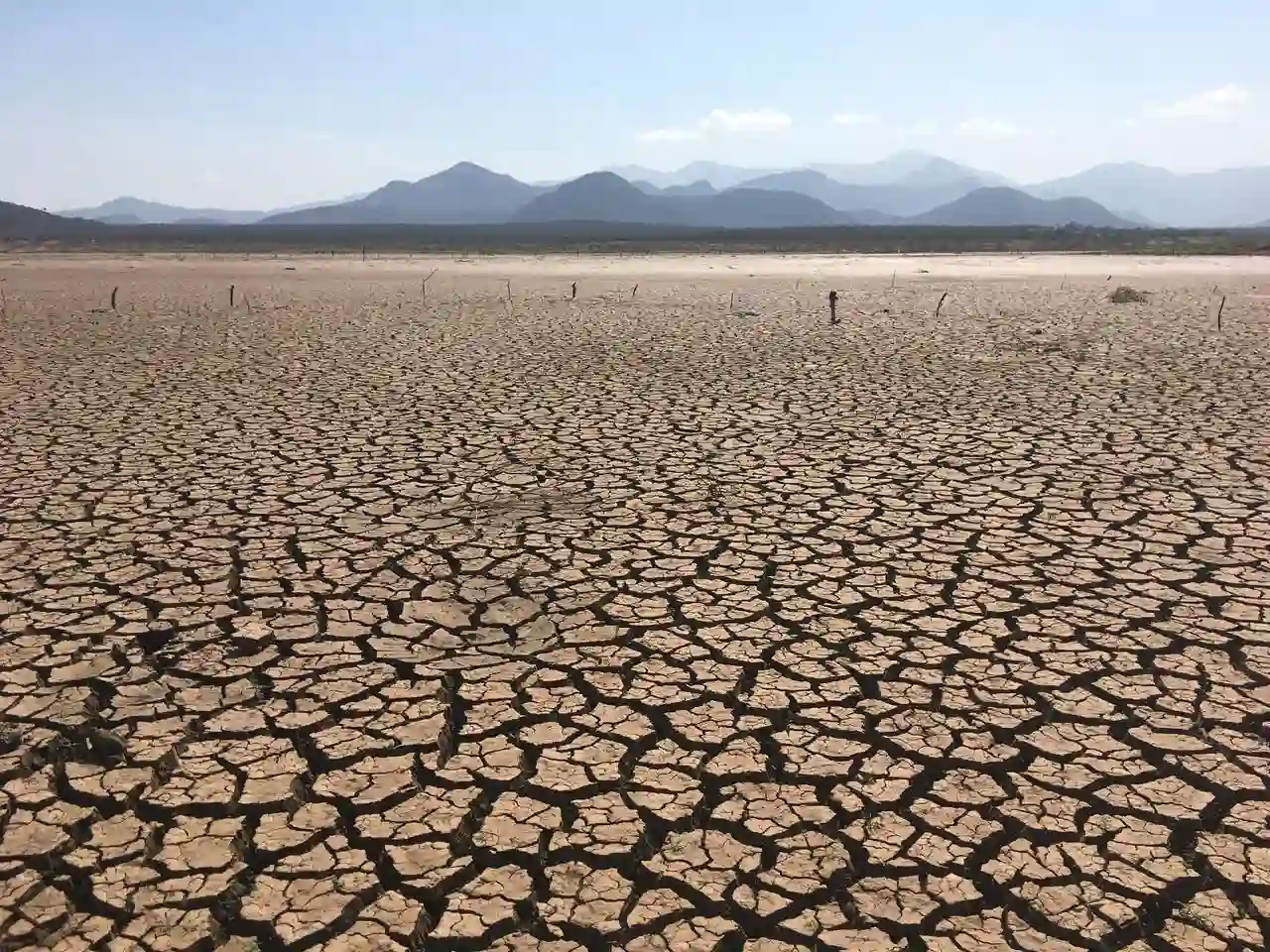 Suelo seco y agrietado, una imagen de las sequías que podría agravar El Niño / Foto: PX Suelo seco y agrietado, una imagen de las sequías que podría agravar El Niño / Foto: PX